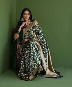 Banasari Saree Silk, Green Banarasi Dupatta, Sari Lehenga, Silk Banarasi Saree, Banaras Sarees, Fashion Show Dresses, Saree Banarasi, Katan Silk Saree, Indian Bridal Lehenga