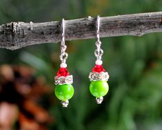 Easy Earrings Diy, Beaded Christmas Earrings, Christmas Beaded Earrings, Grinch Earrings, Diy Christmas Earrings, Christmas Jewelry Diy, Holiday Beading, Beaded Earrings Diy, Christmas Bead