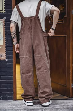 Unleash your cool quotient with our American Retro Old Deck Large Pocket Loose Suspenders Men's Overalls. We don't just sell overalls; we sell comfort, style, and nostalgia. You'll feel the difference with your first wear, and that's a promise. Knitted from 100% cotton, these overalls define breezy comfort. Say goodbye to sweaty summers and hello to airy freshness. Perfect for hot days, they are your summer savior. No elastic? No problem. The high waist style guarantees a snug fit, keeping you c Corduroy Overalls Men, Men’s Overalls, Male Romper, Men Jumpsuits, Overalls Men Fashion, Men In Overalls, Brown Overalls, Overall Men, Overall Style