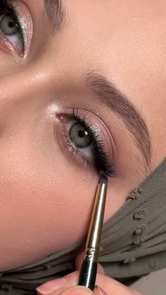 A simple yet profound eye makeup look🔥 with a beautiful green 💚 accent that highlights the eye color perfectly.👌🏻  . . . . #makeup #eyes #eyemakeuptutorial #eyemakeupnatural #eyemakeupideas #eyemakeupgoals #makeuplover #makeupoftheday #green #greeneyemakeup #makeupart #makeuptransformation #makeupgoals #makeuptipsforbeginners #crochet #style #easy #stylish #stylingtips #styleguide #chic #cuteness #trendy #glowing #beautysalon #beautyblog #beautycare #lovelife #eyeshadow #eyeliner #eyelashes #eyewear Elegant Makeup For Green Eyes, Gold Eye Makeup Green Eyes, Makeup Green Dress Eye, Brown Eye Makeup Green Eyes, Green Eyes Glam Makeup, Smokey Green Eyeshadow, Brown Eyeshadow Green Eyes, Simple Eye Makeup Green Eyes, Eye Makeup For Dark Green Eyes