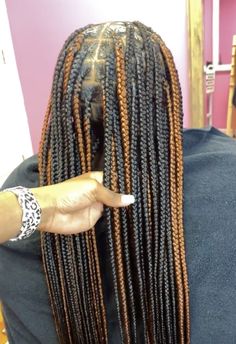 Brown Skunk Stripe Braids, Knotless Box Braids Brown And Black, Black Box Braids With Brown Highlights, Peek A Boo Box Braids Brown, Knotless Box Braids Medium Color Brown, Knotless Braids With Brown, Peakaboobraids Brown And Black, Brown And Black Peekaboo Braids, Calf Length Knotless Braids