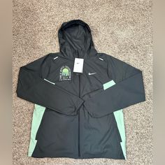 Nike Chicago Marathon Running Jacket Black Men's Size Small Dx5689-045 New Nike Black Outerwear For Hiking, Mens Fleece Hoodie, Chicago Marathon, Nike Fleece, Nike Pullover, Nike Tech Fleece, Nike Tech, Marathon Running, Running Jacket