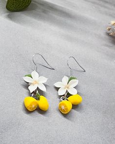 These unique, handmade earrings bring a touch of summer freshness to your look. With finely crafted details and vibrant colors, these accessories are truly special. Yellow Dangle Earrings For Vacation, Summer Flower Shaped Single Earring, Summer Dangle Flower Earrings Gift, Summer Flower Dangle Earrings Gift, Yellow Fruit Design Earrings Gift, Yellow Fruit Design Earrings As Gift, Yellow Fruit Design Earrings For Gift, Handmade Summer Earrings For Vacation, Handmade Lemon Color Dangle Jewelry