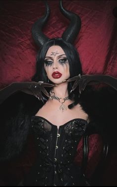 Female Demon Cosplay, Demon Halloween Costume Female, Demon Costume Ideas, Disfraces Originales Mujer Ideas, Lilith Halloween Costume, Which Make Up, Black Demon Makeup, Black Demon Costume