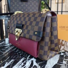 Description L.V Vavin PM Damier Ebene Canvas Bordeaux Red For Women, Women’s Handbags, Shoulder Bags 9.8in/25cm LV N40109 Rep 1:1 Size: 9.8 x 6.7 x 3.7 inches / 25 x 17 x 9.5 cm (Length x Width x Height) The Vavin chain bag is made from Damier Ebene canvas, elegantly balanced with soft calf. The golden-finish lock is inspired by those found on classic L.V trunks. Light and body-friendly, the Vavin PM is suspended from a sliding chain handle fitted with twin shoulder pads, for a comfortable carry Louis Vuitton Trunks, Louis Vuitton Trunk, Louis Vuitton Shirt, Chanel Shirt, Damier Ebene, Chain Bag, Evening Clutch Bag, Louis Vuitton Speedy Bag, Chain Bags