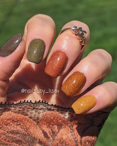 #nailaddict #naillove #nailstagram #nailspiration #nailsonfleek #nailstyle #nailpolish #nailobsessed #nailcommunity #nailjunkie #nailenvy Late Autumn Nails, Fall Nails Plain Colors, Autumnal Nails 2024, Cute November Nails Acrylic, 3 Color Nail Combination, Harvest Nails Fall, Plain Autumn Nails, Solid Color Halloween Nails, Slime Nail Art