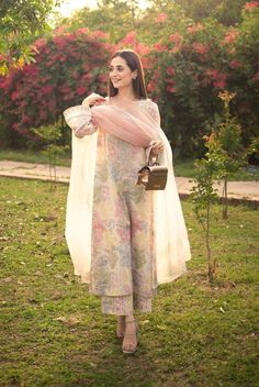 Casual Indian Suits For Women, Indian Suit Styles For Women, Pakistani Everyday Wear, Suits For Women Indian Pakistan, Casual Indian Suits, Summer Pakistani Outfits, Poses In Shalwar Kameez, Casual Pakistani Suits, Casual Suits Women Indian