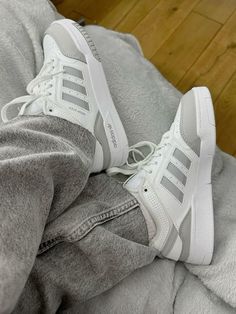 Pretty Sneakers, Dr Shoes, Trendy Shoes Sneakers, Preppy Shoes, Dewy Makeup, Pretty Shoes Sneakers, All Nike Shoes, Adidas Shoes Women, Hype Shoes