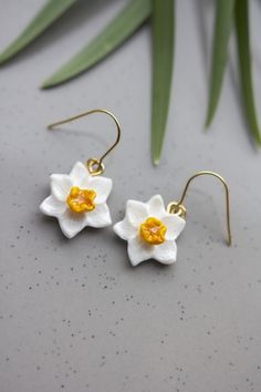 Elevate your style with our Daffodil Flower Drop Hook or stud Earrings, exquisitely crafted to capture the beauty of spring. Delicate white petals form intricate daffodil blossoms, symbolizing purity and new beginnings. Whether for everyday wear or special occasions, these earrings add a touch of floral elegance to any outfit. Gift these timeless treasures to loved ones or bridesmaids as a symbol of blooming friendship and lasting joy. MANDMADE Homemade in our small liiber design art studio. Ear Dainty Flower Earrings For Spring Wedding, Dainty Spring Flower Earrings For Wedding, Dainty Spring Wedding Flower Earrings, Spring Wedding Flower Charm Earrings, Spring Wedding Jewelry With 3d Flowers, Delicate Flower Earrings For Spring Gift, Dainty White Flower Earrings For Spring, White Drop Earrings For Mother's Day, Mother's Day White Drop Flower Earrings