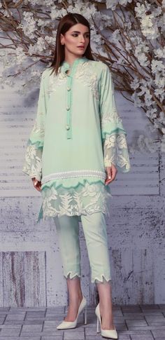 Ghera Designs For Suits, Latest Pakistani Suits Designs, New Latest Kurti Design, Latest Pakistani Fashion, Pakistani Fashion Casual, Pakistani Wedding Outfits, Pakistani Dresses Casual, Kurta Neck Design, Casual Wear Dress