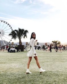 The 21 best blogger fashion looks from Coachella | Husskie Festival Attire, Coachella Festival, Summer Beach Outfit, Festival Outfit