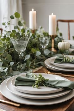 thanksgiving table decor greenery Long Wood Table Centerpieces, Green Table Scape, Dark Green Table, Long Wood Table, Green Table Settings, Thanksgiving Table Decor Ideas, Green Tablescape, Thanksgiving Table Decor, Green Plates