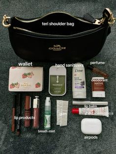 Uni Bag, What's In My Purse, Travel Bag Essentials, Purse Essentials, Smink Inspiration