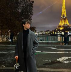 Paris Photo Ideas Men, Gabardine Outfit, Paris Fall Outfits, Jack Ross, Paris Winter, Men Tips, Instagram Creative Ideas, Brown Hoodie