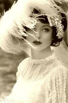 This is such a strikingly beautiful image! High Fashion Shoots, Style Année 20, Vintage Backgrounds, Glamour Vintage, Look Retro, Gatsby Style, Roaring 20's, Head Pieces, People Photos