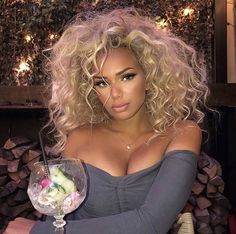 Short Blond Hair, Latest Hair Color, Messy Curls, Curly Short, Blonde Curly Hair, Beautiful Curly Hair, Front Hair Styles, Curly Hair With Bangs, Shoulder Length Hair