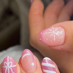 Christmas Nails Natural Nail Short, Pink Holiday Nails Short, Christmas Nail Pink, Christmas Nails Short Round, Gel Christmas Nails Short, Short Nail Inspo Christmas, Christmas Nails For Girls Kids, Short Gel Nails Christmas, Christmas Nails Biab