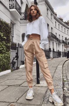 40+ Seriously Stylish Cargo Pants Outfit Ideas for Women in 2022 British Style Outfits, Spring Outfit Women, Celana Jogger Wanita, Teenage Outfits, Pants Outfit Casual, Outfit Chic