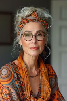 Grey Hair Transformation, Grey Hair Inspiration, Boho Styl, Estilo Hippie, Advanced Style, Chic Hairstyles, Ageless Beauty, Older Women Hairstyles