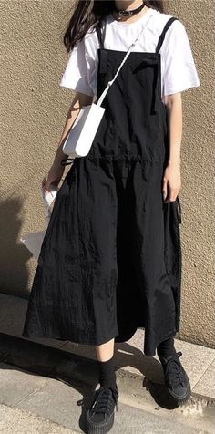 Japanese Fashion Oversized, Boyish Skirt Outfit, Tomboy Outfits With Skirt, Korean Boyish Outfit, Dark Minimalist Outfit, Japanese Modest Fashion, Tomboy Skirt Outfit, Baggy Skirt Outfit, Boyish Style Korean