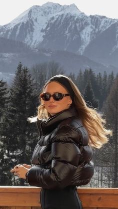 Snow Winter Fashion, Aspen Picture Ideas, Laidback Luxury Aesthetic, Aspen Snow Outfit, Summer Humid Outfit, Mountain Dinner Outfit, Europe Picture Ideas Winter, Mountain Fits Winter, Classy Winter Aesthetic