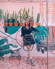 Looks com saia: 155 inspirações para não errar na escolha Look Casual Chic, Casual Chic, All Star, Casual Looks, Leather Skirt, No Instagram, Mini Skirts, Instagram Photos