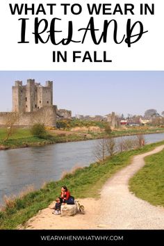 two people sitting on a bench next to a river and castle with text overlay that reads what to wear in ireland in fall