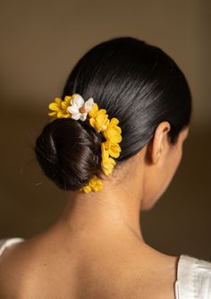 Super Easy Bun, Hair Style On Saree, Flower Bun, Wedding Bun Hairstyles, Easy Bun Hairstyles, Gold Hair Clips, Best Flowers, Bright Hair, Bun Hairstyles For Long Hair