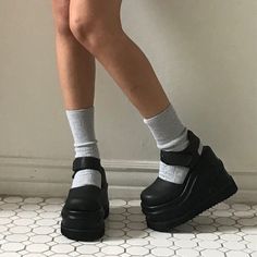 Funky Shoes, Loop Design, Chunky Shoes, Fancy Shoes, Hype Shoes, Shoe Inspo, Aesthetic Shoes, Swag Shoes, Punk Goth