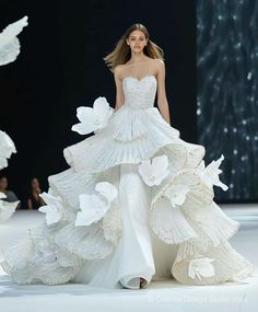 Haute Aesthetic, Drapping Dress Ideas Haute Couture, Extravagant Dresses, Flower Inspired Fashion, Met Gala 2024, Dreamy Gowns, Runway Fashion Couture, White Gowns