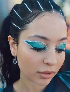 Editorial Make-up, Makeup Euphoria, Euphoria Maddy, Halloween Make-up Looks, Neon Eyeshadow, Maddy Perez, Euphoria Makeup, Rhinestone Makeup, Cool Halloween Makeup