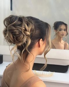 Recogido alto y despeinado para coronación. https://instagram.com/keniatorres.hair?igshid=OGQ5ZDc2ODk2ZA== Quince Guest Hairstyles, Prom Bun Hairstyles, Hairstyles With Extensions, Swept Hairstyles, Side Swept Hair, Long To Short Haircut, The Wet Look, Bridesmaid Hair Inspo, Short Hair Updo Tutorial