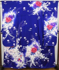 Item: Furisode Silk Kimono No. yfk404 Size: US L / Length 161cm , Weidth 64m Design : Floral Condition: Used, Very Good. Please check the photos. Shop the entire collection https://fujiyamarock.etsy.com Shipping Japan Post takes about 2-3 weeks depending on Customs office, holidays and weather situations. Expedited shipping by EMS (3-7 days) available. Thanks so much for visiting! Kimono Display, Seiden Kimono, Long Kimono Dress, Furisode Kimono, Blue Kimono, Wedding Kimono, Japanese Dress, Vintage Japanese Kimono, Chrysanthemum Flower