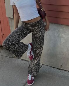 shop now at edikted.com Utah Outfits Fall, Print Jeans Outfit, Leopard Jeans Outfit, Leopard Print Pants Outfit, Cheetah Print Outfits, Cheetah Pants, 00s Mode, Adrette Outfits