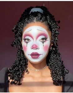 Clown Stage Makeup, Pretty Halloween Face Makeup, Clown Makeup Brown Skin, Beauty Clown Makeup, Old Fashioned Clown Makeup, Clown Makeup Pierrot, Clown Face Ideas, Sweet Clown Makeup, Jester Makeup Halloween