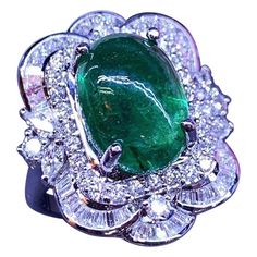 An exquisite ring in Art Deco style , so chic and refined, a classic design perfect for all events. Ring come in 18k gold with a fabulous Zambia emerald, cabochon cut of 8,78 carats, fine quality, and round and baguettes cut diamonds of 2,15 carats,F/VS, top Emerald Cabochon, Zambian Emerald, 18k Gold Ring, Baguette Cut Diamond, Estilo Art Deco, Baguette Cut, Gem Stone, Art Deco Style, Zambia