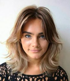 Winged Bangs Hairstyles, Aesthetic Balayage, Shaggy Bob Hairstyles, Shaggy Bob Haircut, Tan Skin Blonde Hair, Shaggy Bob, Bob Hairstyles With Bangs, Balayage Blonde, Bangs With Medium Hair