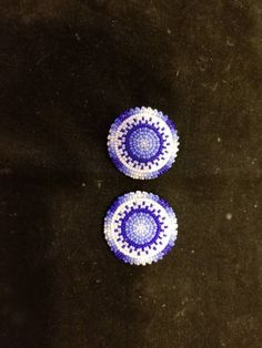 Beautiful blues with a white background. These are 1  1/2" round have fingernail posts and are backed with buckskin. Artisan Blue Beaded Round Earrings, Beadwork Ideas, Native American Beaded Earrings, Beading Jewelery, Wrap Earrings, Handmade Earrings Beaded, Beading Ideas, Native American Beading, Wood Work