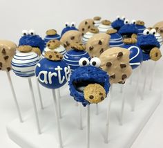 there are many cookies and cookie pops on the stick with chocolate chip eyes in them