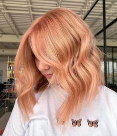 Golden Peach Hair Color Is The Unexpected Pastel Pink Sister That's Trending This Fall | Fashionisers© Golden Peach Hair, Peach Hair Color, Peach Hair Colors, Coral Hair, Peach Hair, Pastel Hair