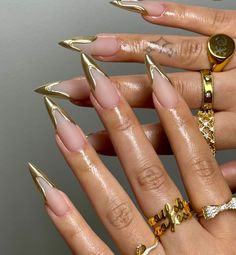 Ombré Nails Stilleto, Gold Chrome Stiletto Nails, March Nails Almond, Ombre Gold Nails, Golden French Tip Nails, French Tip Gold Nails, 2025 Nails Trend, Stiletto Nails Gold, Classy Gold Nails