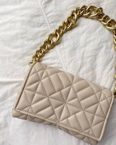 可愛すぎて即買いした！ZARAの「新作ショルダーバッグ」コンパクトなのに大容量なんです♡ Fancy Handbags, Zara Purse, Hand Bags For Women, Trendy Purses, Zara Bags, Girly Bags, Luxury Purses, Fancy Bags, Pretty Bags