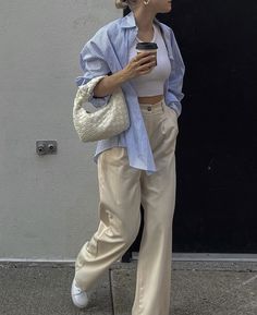 Button Up Shirt Outfit Aesthetic, Korea Fits, Beige Pants Outfit, Modest Summer, Easy Chic, Skandinavian Fashion, Casual College Outfits, Outfit Primavera