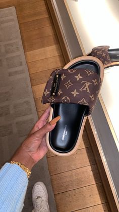 Lui Viton Shoes, Louis Vuitton Tennis Shoes, Louie Vuttion Shoes, Lv Shoes Women, Louis Vuitton Shoes Women, Lv Flip Flops, Lv Sandals, Louis Vuitton Outfits, Louis Vuitton Slides