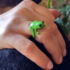 ring created with 3d printing in the shape of a frog, bright green color, has legs that are flexible and fits very well on the finger. very original and innovative all sizes available (send me a message with yours) Weird Rings, Frog Rings, Penny Picture, Rings Fun, Dinosaur Ring, Frog Ring, Bright Green Color, Frog Jewelry, Clay Ring