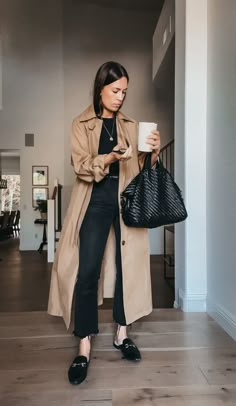 Ad Agency Outfit, Trench Work Outfit, Fall Trenchcoat Outfit, Trench Coat And Combat Boots Outfit, Eilyn Jimenez Style, Classic Timeless Outfits For Women, Allison Bornstein Style, Chic Professional Outfit, Fall Trench Coat Outfits