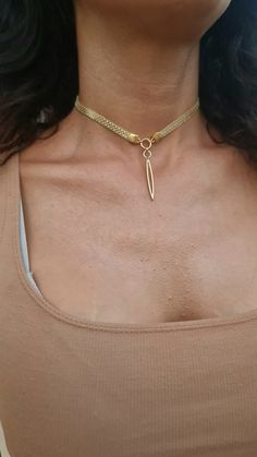 ▪Meet this stunning necklace: a delicate choker adorned with a long oval pendant.   The choker is crafted from gold-plated brass with a 2-micron coating, and it comes with a one-year   Warranty on the coating. You also have the option to choose the chain in 925 sterling silver. This choker   It is brimming with style and sophistication, making it perfect for any occasion--whether it's a party, a   Business meeting, or a night out with friends. The perfect addition to any outfit!  The Choker is a O Ring Choker, Delicate Choker, Day Collar, Gold Flats, Silver Choker, Gold Choker Necklace, Gold Choker, Oval Pendant, Business Meeting