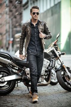 https://www.bonnegueule.fr/blousons-en-cuir-le-guide-ultime/ Biker Look, Biker Denim, Mens Fashion Rugged, Biker Jeans, Sharp Dressed Man, Motorcycle Outfit, Jeans Outfit, Men Looks