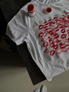 T Shirt Painting For Boyfriend, Customized Shirts Ideas, Painting T Shirts Ideas Aesthetic, Kisses On Shirt Diy, Painting Shirts Aesthetic, I Heart Shirts Aesthetic, Kisses On T Shirt, Kiss Sweatshirts For Bf Diy, Diy Kisses Shirt