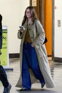 Hailey Baldwin Outfits, Cozy Rainy Day Outfit, Hailey Bieber Street Style, Justin Hailey, Trench Coat Outfit, Preppy Fall, Hailey Baldwin, Celebrity Street Style, Rainy Day Outfit